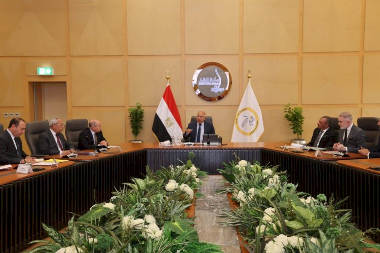وزير النقل يعتمد تأسيس شركة تراست القناة لإدارة وتشغيل خدمات السفن التجارية