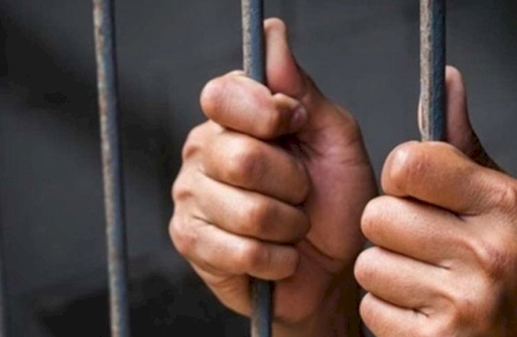 أنا غلطان.. مواجهة مؤثرة بين القاضي وطالب متهم بقتل والدته بـ12 طعنة