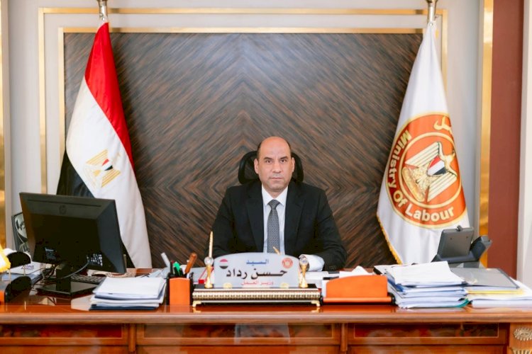 وزير العمل يعتمد صرف 1.29 مليون جنيه لـ381 عاملًا من العمالة غير المنتظمة في 28 محافظة