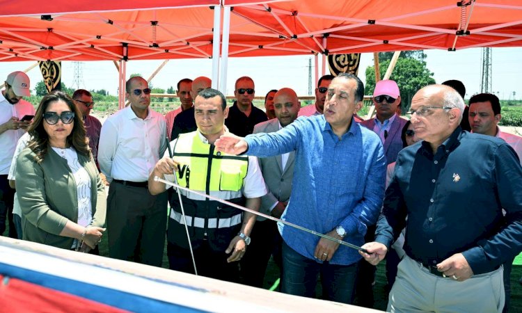 رئيس الوزراء يستعرض موقف أعمال تطوير مشروعي "طريق الخدمات" و"طريق الشركات"