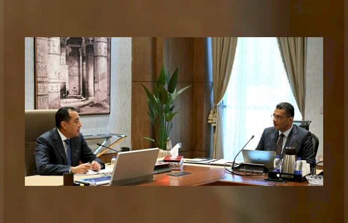 رئيس الوزراء يستعرض الموقف التنفيذي للمشروعات الخدمية والتنموية في محافظة البحر الأحمر