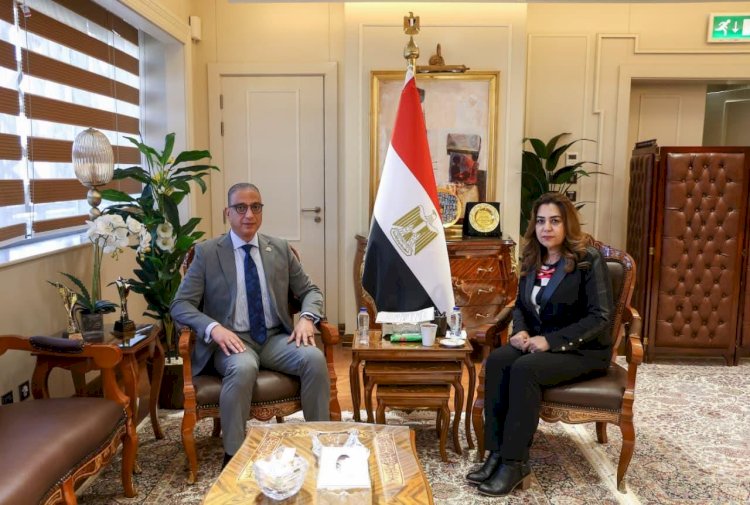 وزيرة التنمية المحلية ومحافظ الجيزة يستعرضان مشروعات التطوير وتحسين الخدمات للمواطنين