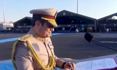 الرئيس السيسى يسلم علم القوات المسلحة لقائد حرس الشرف