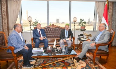 وزير الري يتابع آليات رصد المنشآت المائية ويطالب بنقل الخبرات إلى شباب المهندسين