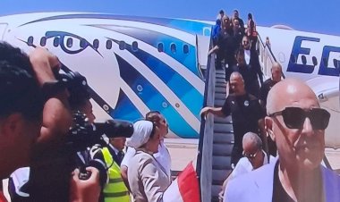 نجوم منتخب مصر يصلون مطار العلمين وسط استقبال جماهيري حافل