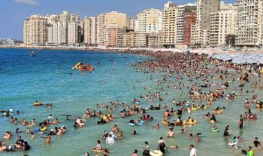 شواطئ شرق الإسكندرية ترفع لافتات كامل العدد فى ذروة موسم المصيف  