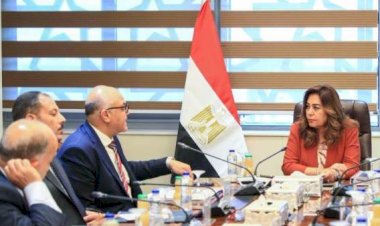 وزيرة التنمية تتابع مع محافظ الإسكندرية ورئيس شركة المقاولون العرب جهود تحسين مستوي النظافة بالإسكندرية