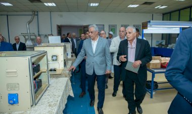 وزير الدولة للإنتاج الحربي يتفقد شركة بنها للصناعات الإلكترونية لمتابعة سير العملية الإنتاجية