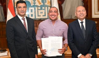 وزير الصناعة ومحافظ القاهرة يسلمان 40 عقد تقنين أوضاع لمصانع وورش بمنطقة شق الثعبان الصناعية