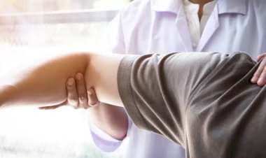 الكتف المتجمد.. الأسباب والأعراض وأبرز طرق العلاج