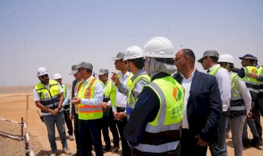 جولة ميدانية لوزير العمل بمشروع طاقة الرياح في رأس غارب ومتابعة معايير السلامة المهنية