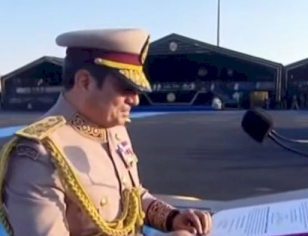 الرئيس السيسى يسلم علم القوات المسلحة لقائد حرس الشرف