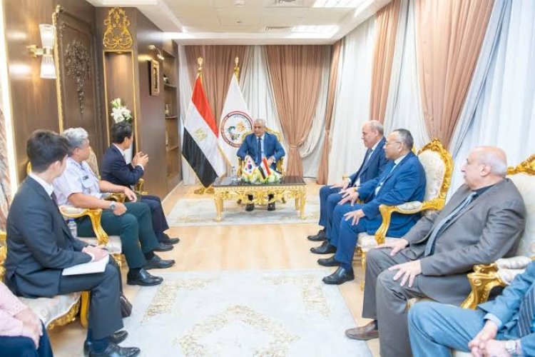 وزير التموين يعقد اجتماعًا مع قيادات الشركة المصرية للاتصالات (WE) لبحث التعاون