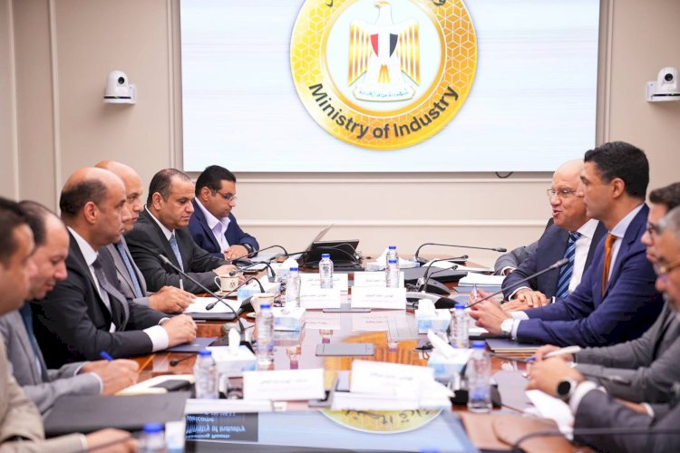 وزيرا الصناعة والعمل يبحثان سبل تعزيز التعاون بين الوزارتين لإزالة أية تحديات تواجه قطاع الصناعة