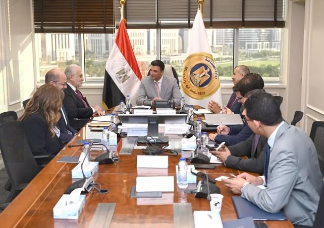 وزير الصناعة يبحث مع رئيس شركة يونيليفر بمنطقة شمال إفريقيا وبلاد الشام والعراق خطط الشركة المستقبلية