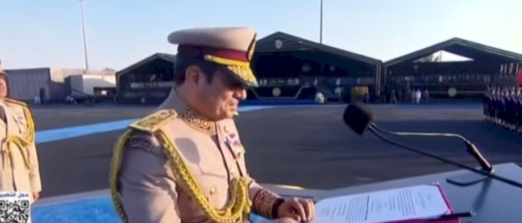 الرئيس السيسى يسلم علم القوات المسلحة لقائد حرس الشرف