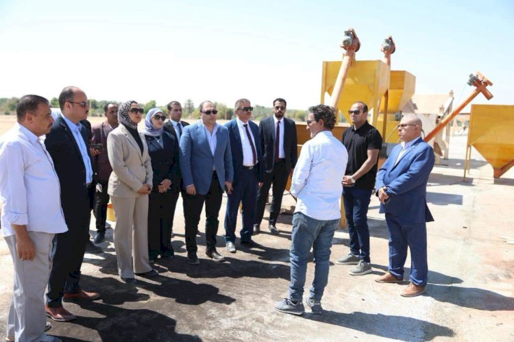 رئيس هيئة تنمية الصعيد ومحافظ الوادي الجديد يتفقدان مشروع تطوير مصنع تدوير المخلفات الزراعية بمدينة الخارجة