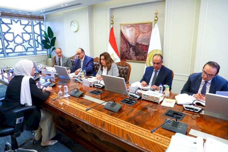 وزيرة التنمية المحلية تترأس لجنة اختيار المتقدمين على بعض الوظائف القيادية الشاغرة بالوزارة