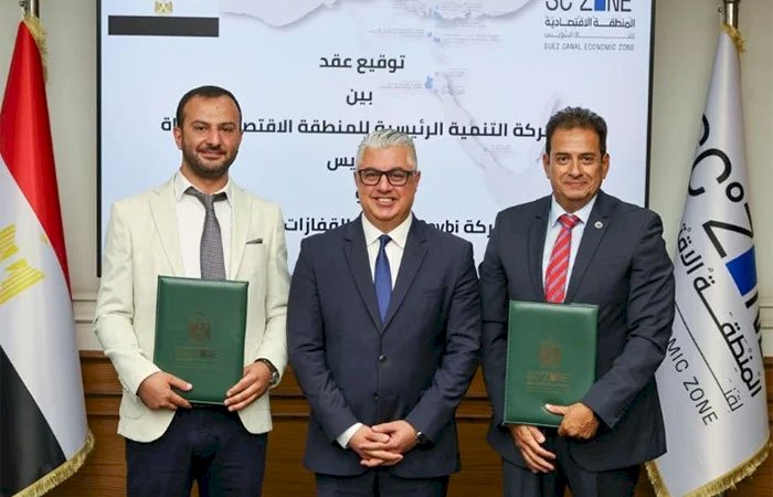 رئيس اقتصادية قناة السويس يشهد توقيع عقد مشروع "بيبي إيجي لتصنيع القفازات الصناعية" بالسخنة الصناعية