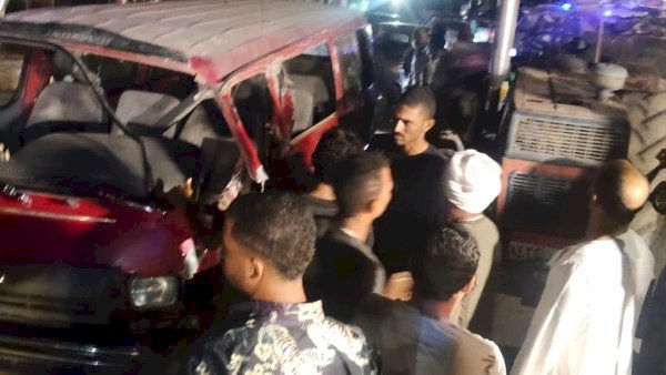 إصابة 3 أشخاص في تصادم ميكروباص بجرار زراعي بأسيوط