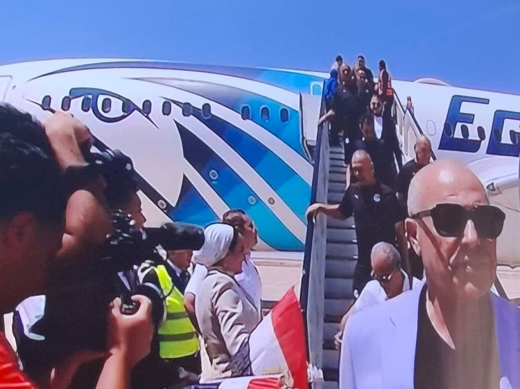 نجوم منتخب مصر يصلون مطار العلمين وسط استقبال جماهيري حافل