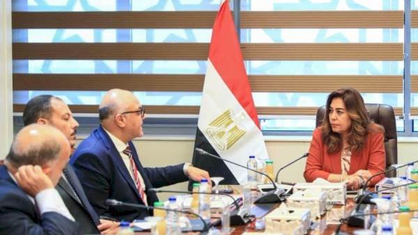 وزيرة التنمية تتابع مع محافظ الإسكندرية ورئيس شركة المقاولون العرب جهود تحسين مستوي النظافة بالإسكندرية
