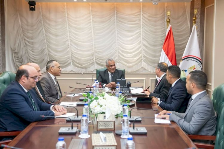 وزير الدولة للإنتاج الحربي يبحث مع "تاليس" توطين تكنولوجيا صناعة مكونات أجهزة الاتصالات وربطها بسلاسل الإمداد