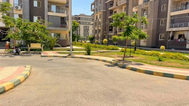وزيرة الإسكان تتابع موقف تنفيذ عدد من المشروعات وملفات العمل بمدينتي العاشر من رمضان وحدائق العاشر من رمضان