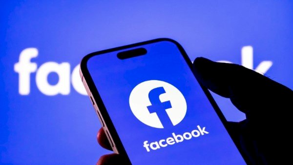 وداعا للحسابات الوهمية.. فيسبوك يطلق شارة تحقق مجانية باللون الأبيض