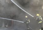 فرق الدفاع المدني بمدينة الدمام بالسعودية تكثف جهودها للسيطرة على حريق اندلع في مبنى تجاري