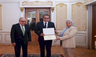 وزير الصحة يُكرم فرق التمريض بعيادات مدينة نصر ومدير عيادة التأمين الصحي بالفرع