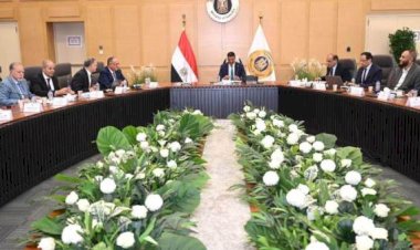 وزير الصناعة يعقد اجتماعًا موسعًا مع غرفة صناعات مواد البناء لبحث التحديات وسبل حلها
