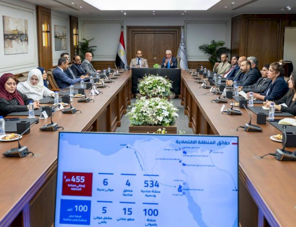 رئيس المنطقة الاقتصادية لقناة السويس يستقبل وفدًا عُمانيًا لبحث فرص التعاون والاستثمار