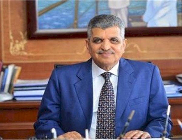 قرار جمهورى بمد خدمة أسامة ربيع رئيس مجلس إدارة هيئة قناة السويس لمدة عام