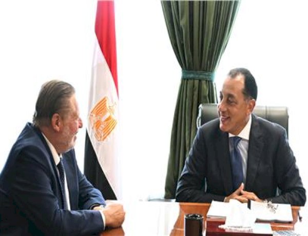 رئيس الوزراء يتابع مع محافظ البنك المركزي جهود التنسيق المشترك في عدد من الملفات الاقتصادية