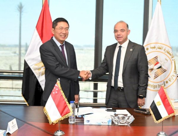وزير الاستثمار والتجارة يبحث مع سفير سنغافورة تعزيز التعاون الاستثماري والتجاري