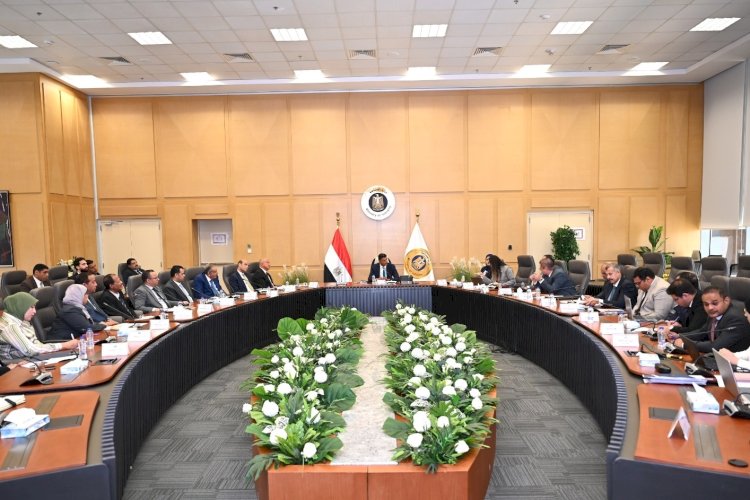 وزير الصناعة يترأس الاجتماع الأول للجنة تفضيل المنتج الصناعي المصري ويضع خارطة طريق تفضيل المنتجات المصرية في العقود الحكومية