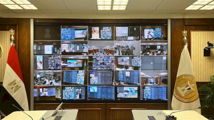وزيرة التنمية المحلية تتابع تداعيات الهزة الأرضية عبر مركز سيطرة الشبكة الوطنية للطوارئ