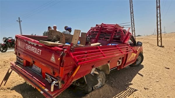 مصرع شخص وإصابة 9 آخرين فى انقلاب سيارة ربع نقل بالطريق الأوسطى