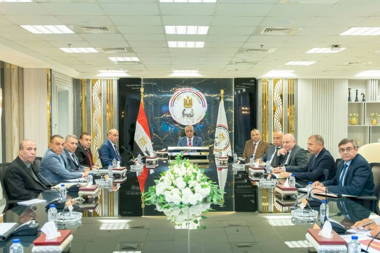 وزير الدولة للإنتاج الحربي يتابع الموقف التنفيذي لمشروعات "حياة كريمة" مع رؤساء الشركات المنفذة
