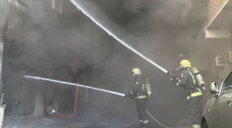 فرق الدفاع المدني بمدينة الدمام بالسعودية تكثف جهودها للسيطرة على حريق اندلع في مبنى تجاري