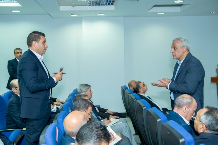 وزير الإنتاج الحربي يتابع سير العملية البحثية بمركز التميز العلمي والتكنولوجي