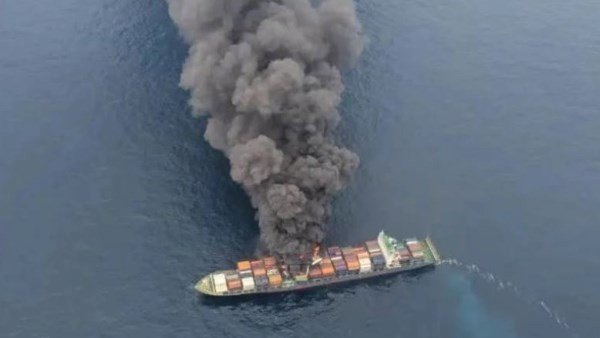 الرعب في عرض البحر .. النيران تلتهم عبّارة تقل 130 شخصًا قبالة إندونيسيا