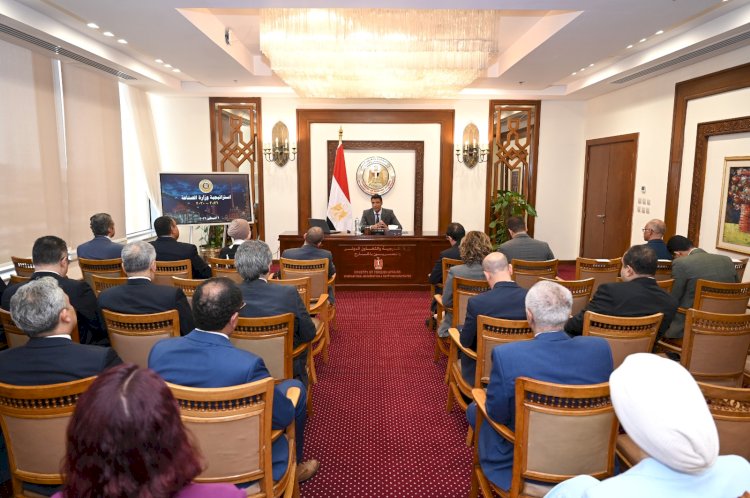 وزير الصناعة يلتقي رؤساء البعثات الدبلوماسية المنقولين للعمل بالخارج للتعريف بخطط وأولويات الوزارة