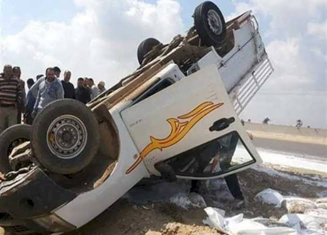 إصابة 11 شخصًا في انقلاب سيارة عمال أمام هايبر وان بطريق السويس