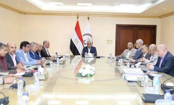 وزير الإنتاج الحربى يبحث مستجدات الإنتاج وخطط تطوير الشركات التابعة