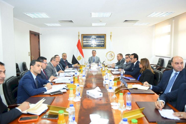 وزير التموين يعقد اجتماعًا موسعًا لوضع خطة عاجلة لتنفيذ توجيهات الرئيس لضبط الأسواق