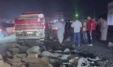 إصابة 3 أشخاص بحادث تصادم سيارة نصف نقل بجرار محمل بالأسمنت بكفر شكر