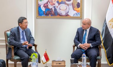 اقتصادية قناة السويس تبحث مع سفير سنغافورة فرصًا جديدة للاستثمار في المشروعات الصناعية واللوجستية
