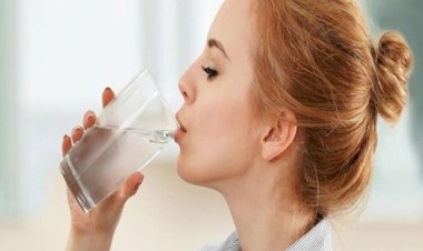 شرب الماء صباحًا.. فوائد للترطيب والطاقة والهضم